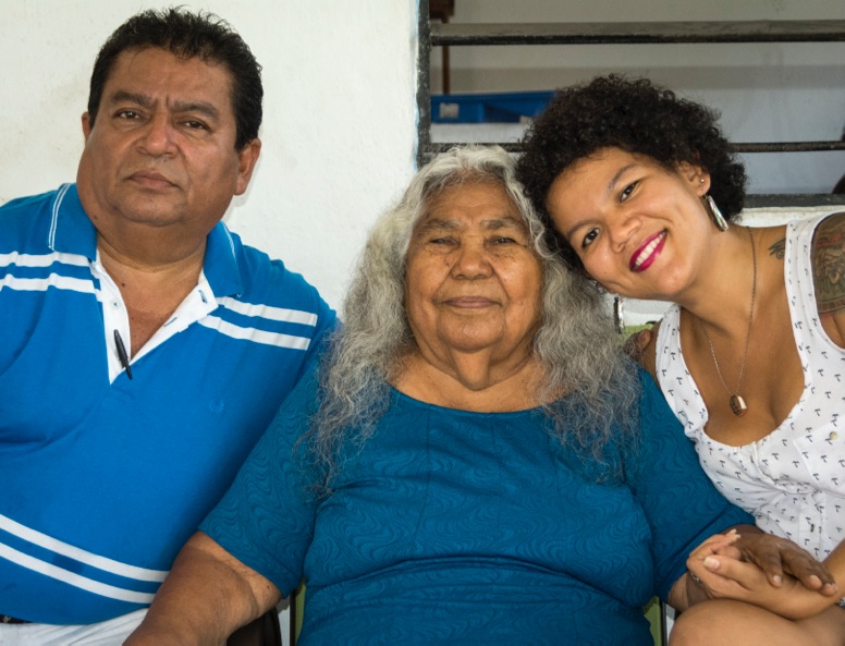 Gretell de Gala Torres Baños with her father, Ing. Amado Torres Gómez
and her grandmother Fabiana Gómez.<br />Photo: Ernesto J. Torres, Casa 12