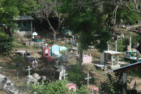 Cemetery, El Sueño Profundo, Bajos de Chila. Photo: Barbara Joan Schaffer