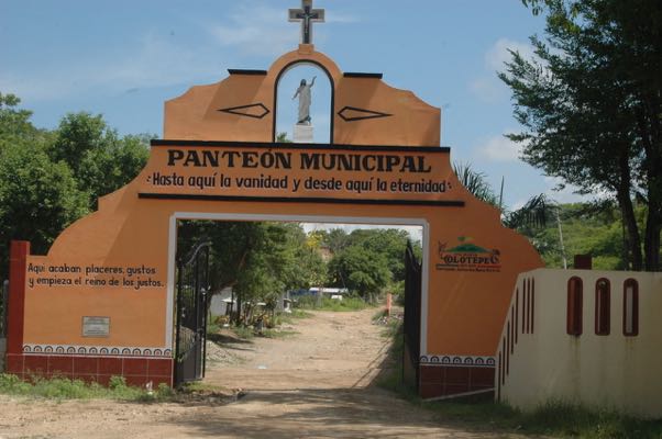 Barra de Colotepec Cemetery. Photo: Barbara Joan Schaffer