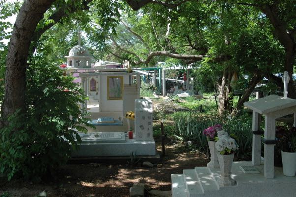 Barra de Colotepec Cemetery. Photo: Barbara Joan Schaffer