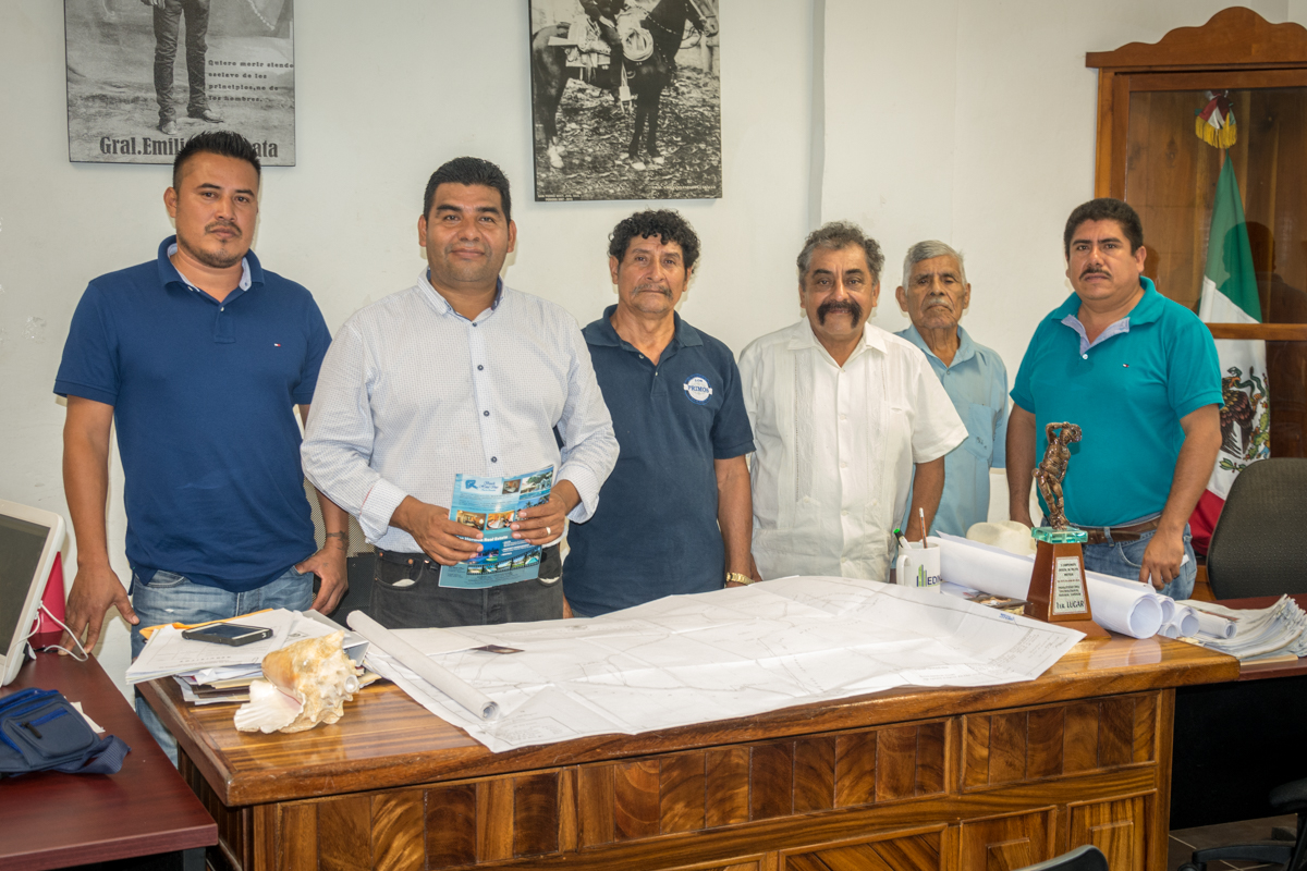 Ing. Javier Cruz Jiménez, presidente de Bienes Comunales de San Pedro Mixtepec, segundo por la izquierda, con el comisariado. Photo: Ernesto J. Torres