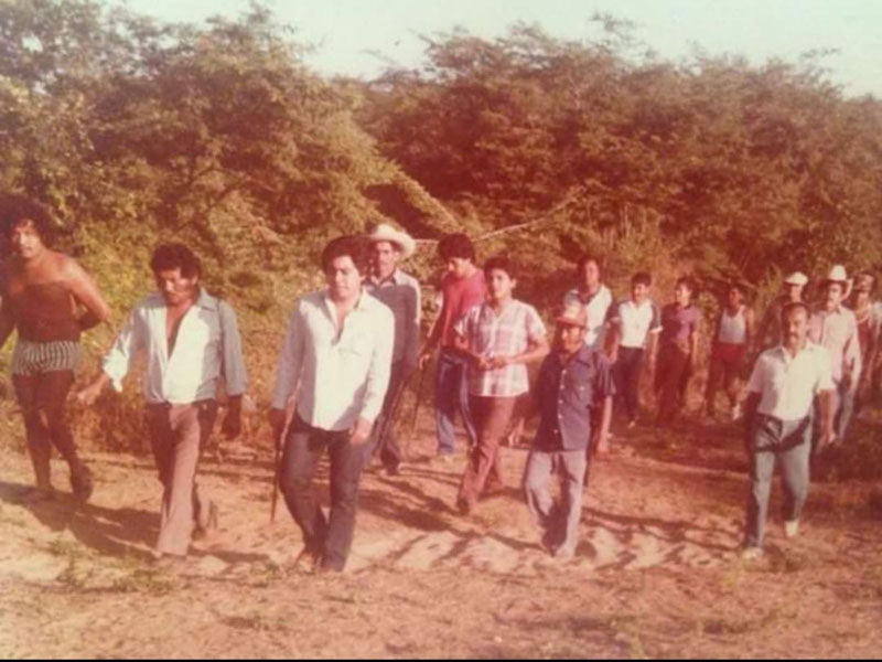 Alejandro Cárdenas Peralta, third from the left, leading the men reclaiming the Punta Zicatela en 1982.