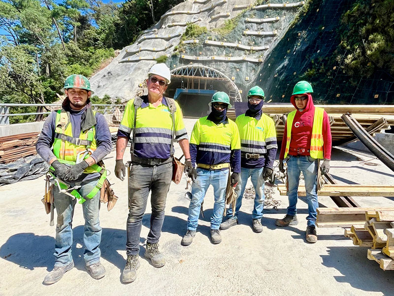 Trabajadores del túnel de San Sebastián.